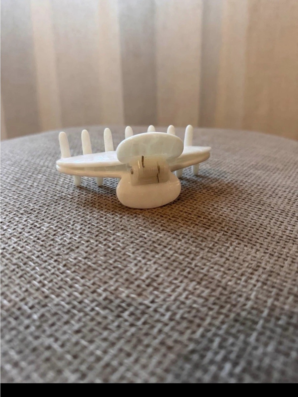 ALO Yoga White Pearl 90’s Claw Hair Clip NWOT 🏷️ - Picture 5 of 6